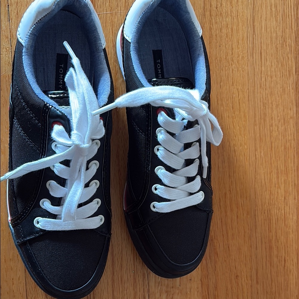 Tommy Hilfiger Men's Black and White Sneakers
